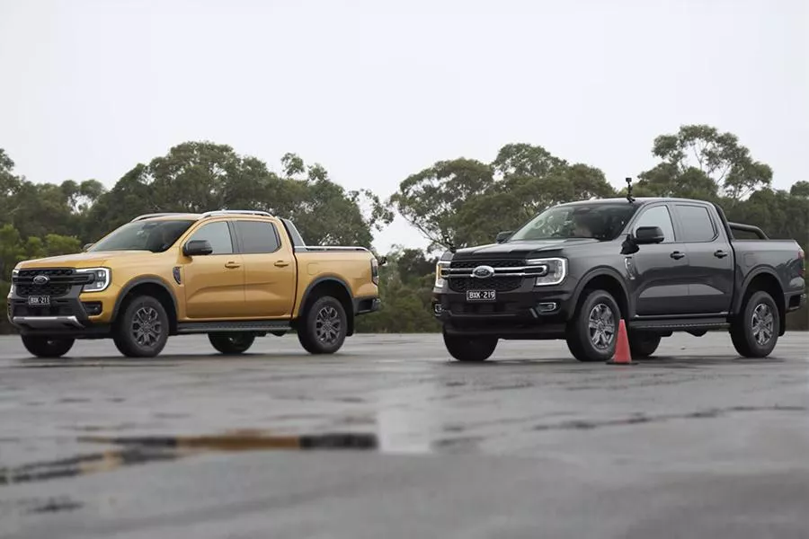 A picture of two Ford Ranger models About to go on a drag race