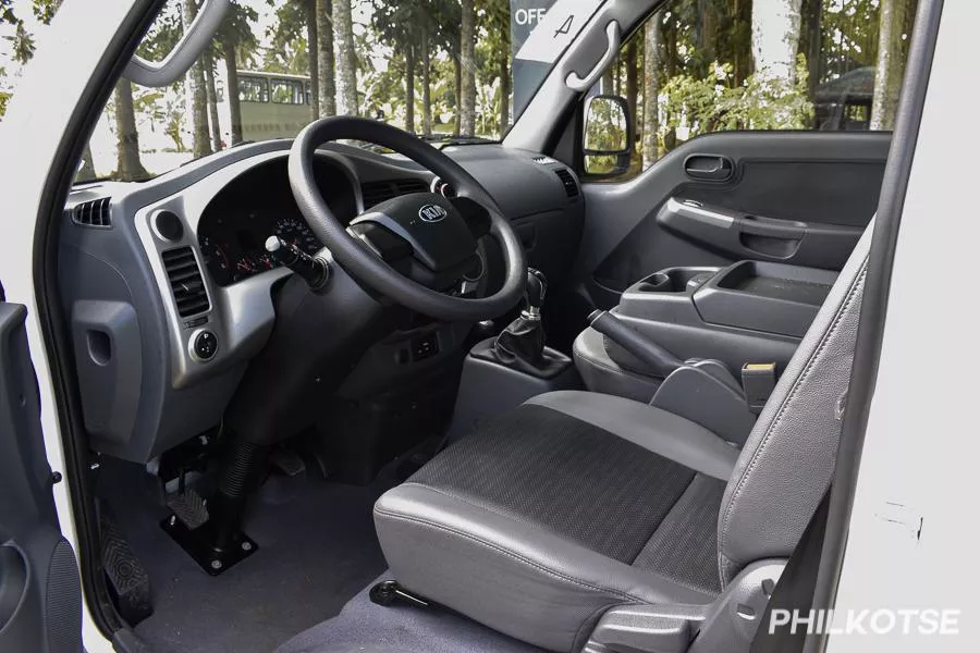 The K2500's interior arrangement is largely identical across all variants, with some slight differences. A picture of the interior of the K2500 S. Cab Dropside 4x4
