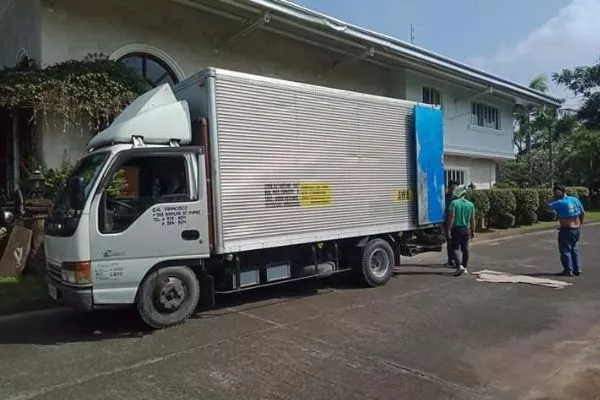 A picture of one of EA Francisco trucks.