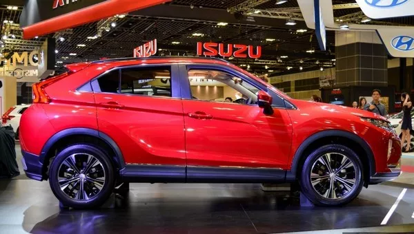 Mitsubishi Eclipse Cross 2018 display at Singapore Motor Show Mitsubishi Eclipse Cross 2018 side view