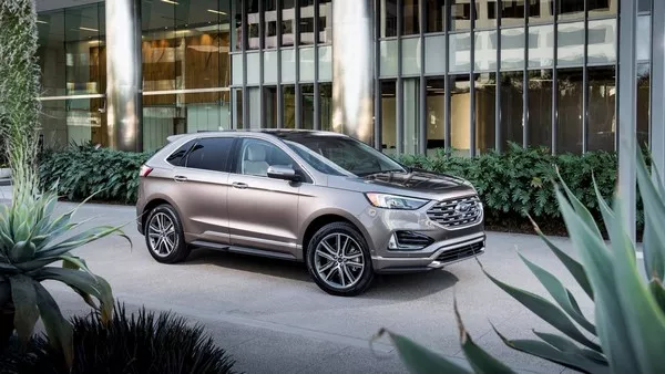 Ford Edge 2019 Titanium Elite Package angular front