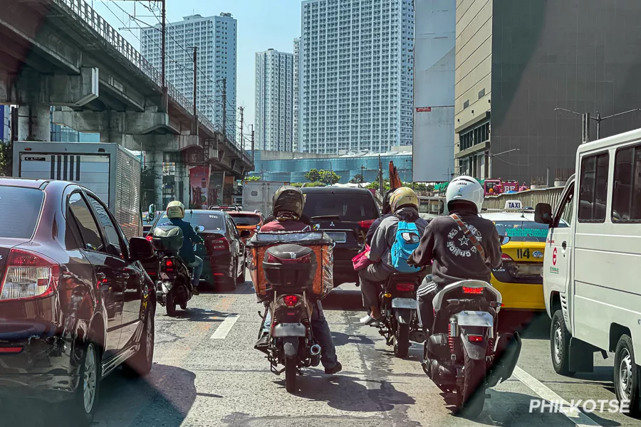 A picture of motorists on EDSa