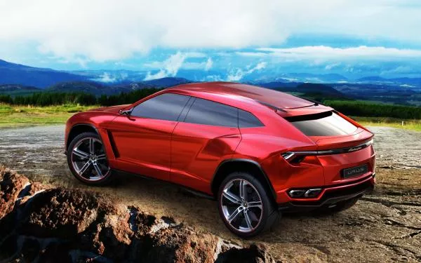 angular rear of the 2018 Lamborghini Urus 