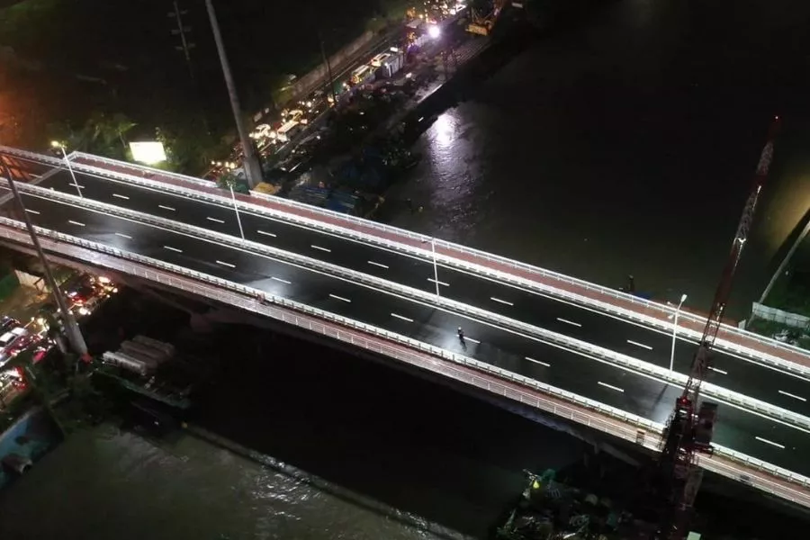 A picture of the Estrella-Pantaleon Bridge at night