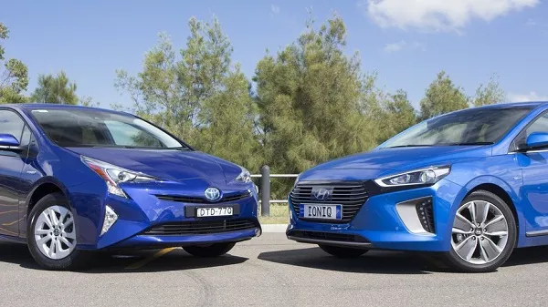A picture of a Pruis and Ioniq side by side