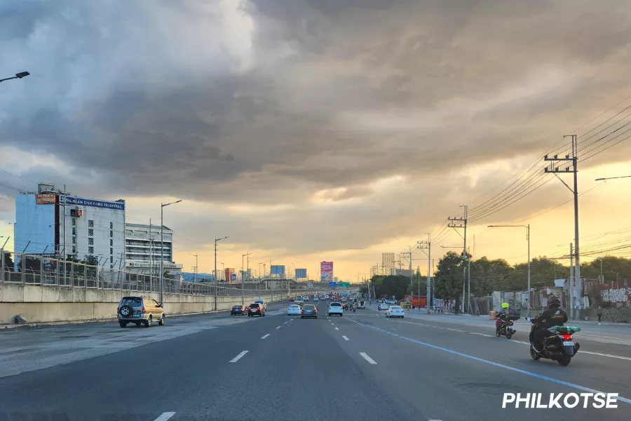 A picture of commonwealth avenue with the exclusive motorcycle lane in view