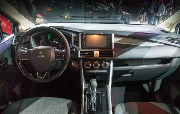 Mitsubishi Expander 2018 dashboard