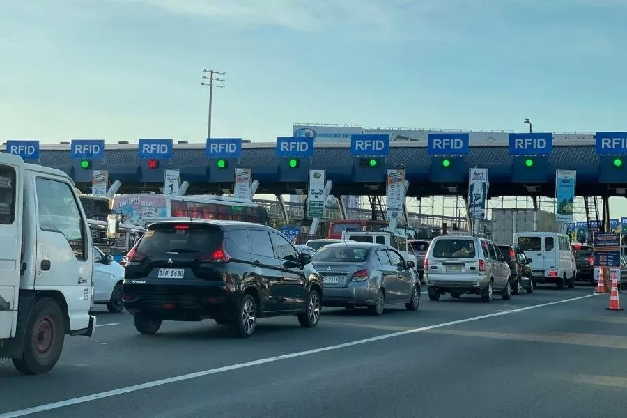 A picture of a busy toll plaza.