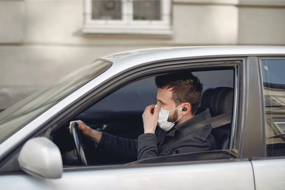 driver with face mask while driving