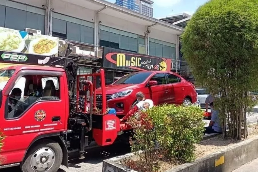 A picture of the facelifted Mirage G4 carried by a truck in the Philippines