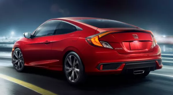 The angular rear of the facelifted Honda Civic 2019 coupe