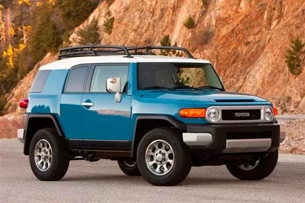 A picture of the FJ Cruiser in the desert.