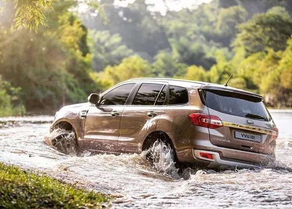 Ford Everest 2019 facelift crossing over water