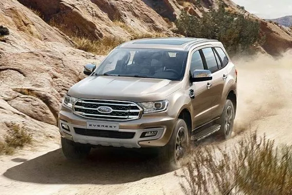 A picture of a Ford Everest on a dirt road