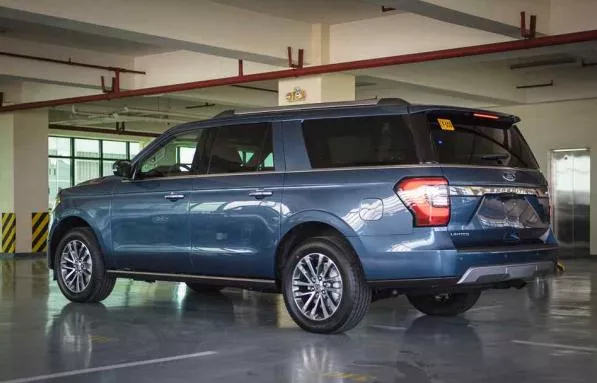 Ford Expedition EL 2018 side view