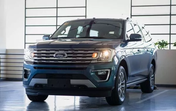 Ford Expedition EL 2018 angular front