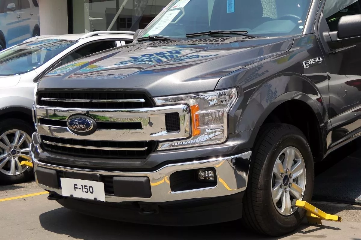 A picture of the front of the F-150 XLT