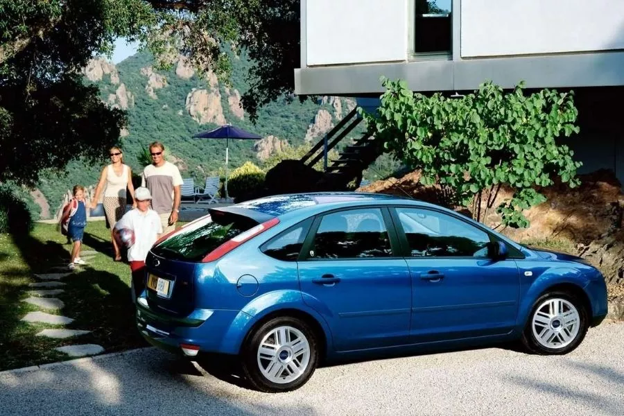 A picture of the rear of the Focus TDCi parked near a house