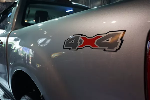 the side trunk of the Ford Ranger 2019 informing the use of 4WD