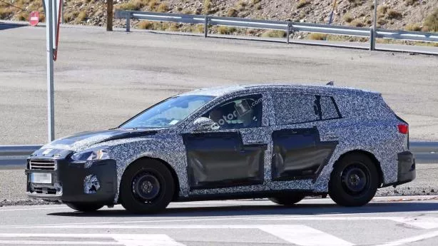 Side view of the all-new Ford Focus 2018