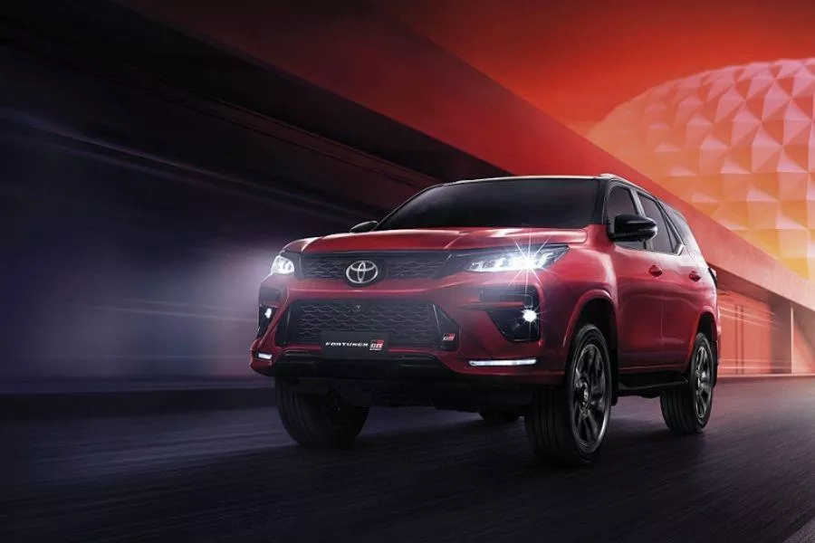 A picture of the Fortuner GR Sport on the road.