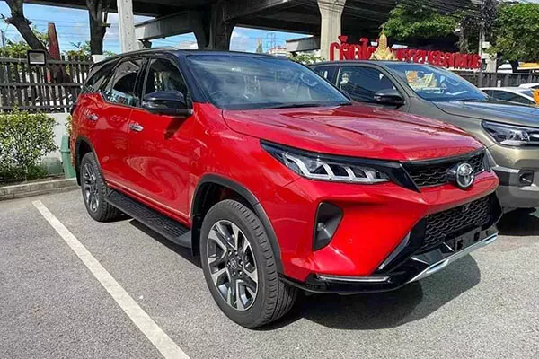 A picture of the Fortuner Legender on a parking lot