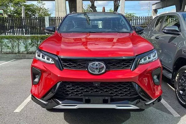 A picture of the front of the Fortuner Legender