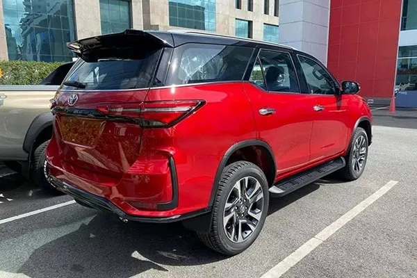 A picture of the side and rear of the Fortuner Legender