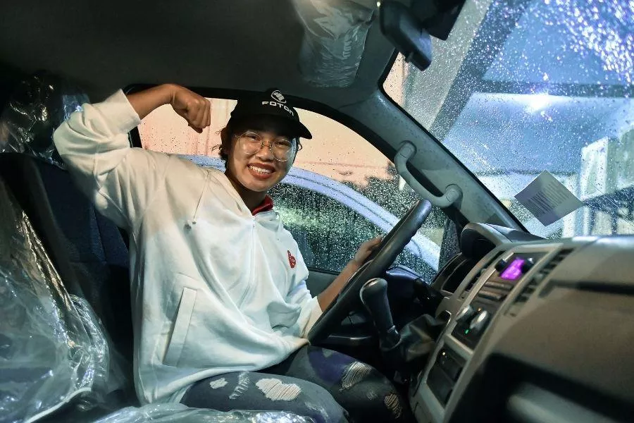 Hidilyn Diaz and Foton TransVan