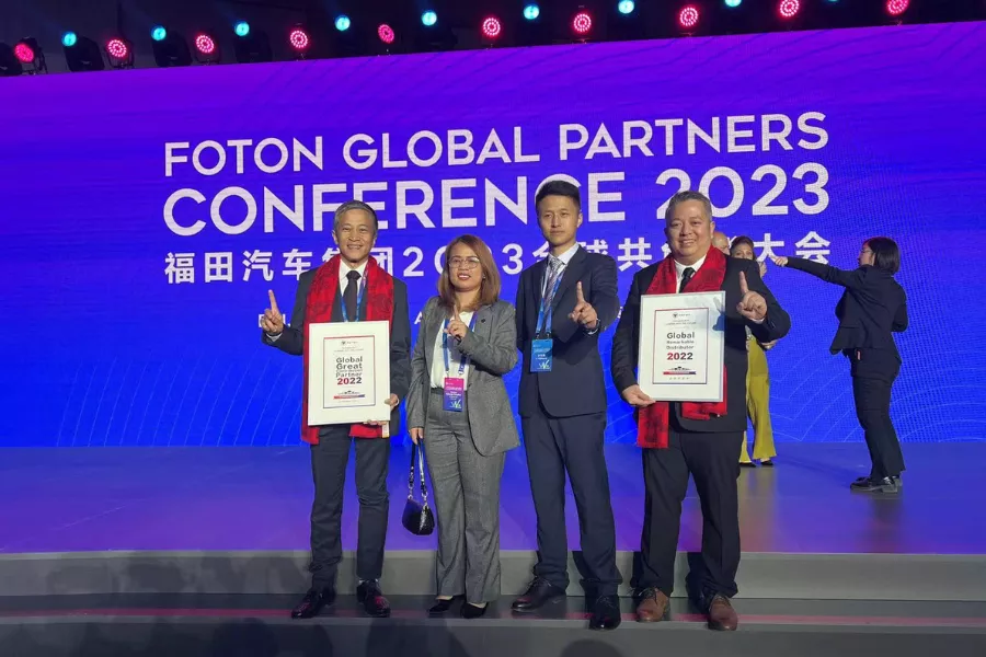 A picture of Foton General Manager Levy Santos and Foton executives. 