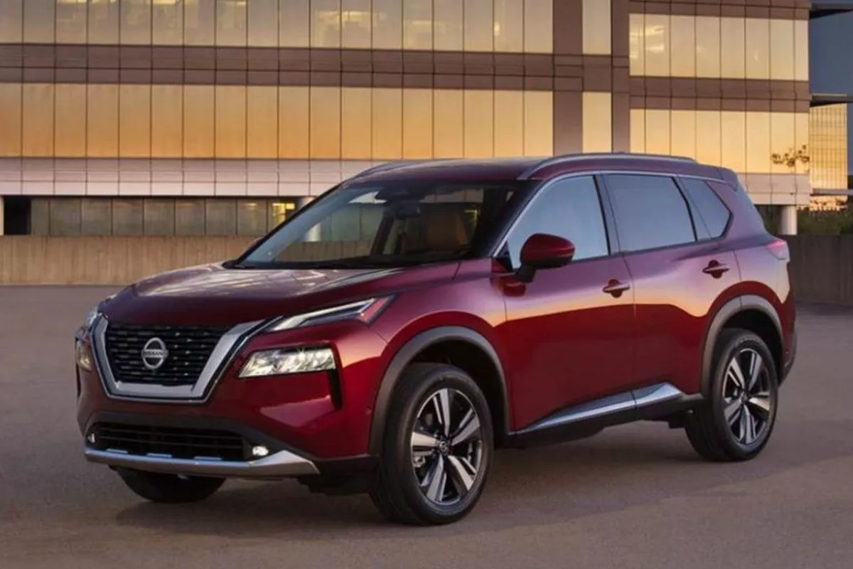 A picture of the 4th-gen Nissan X-Trail parked near a building