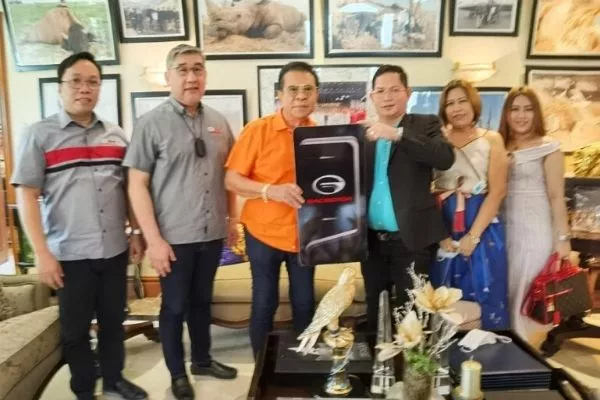 LMI and Masa Mart Business Center executives meeting with LMI Chairman Luis “Chavit” Singson