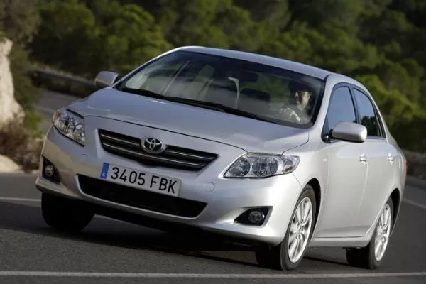 Tenth-generation Corollas for the Japanese market were equipped with millimeter-wave radar Gen 10 Toyota Corolla