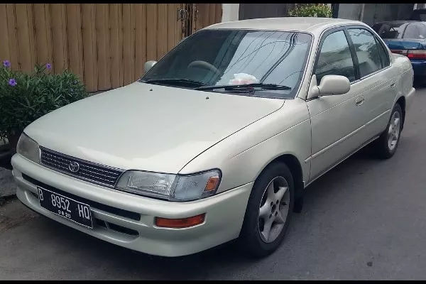 The seventh-generation Corolla had a more aerodynamic shape than the previous model Gen 7 Toyota Corolla