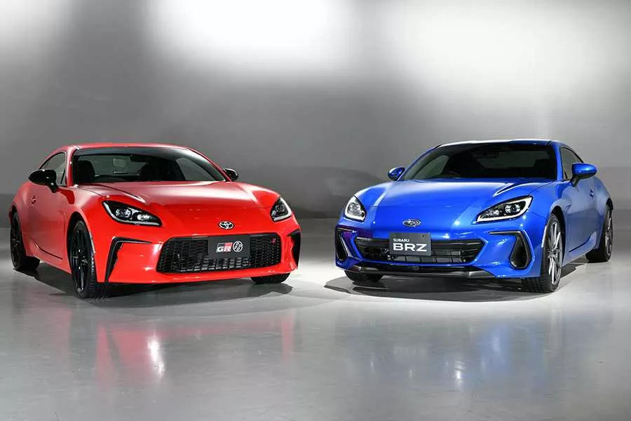 A picture of the Toyota GR 86 and the Subaru BRZ side-by-side
