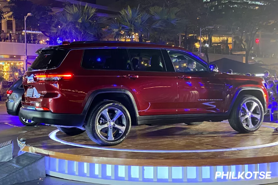 2023 Jeep Grand Cherokee from the side