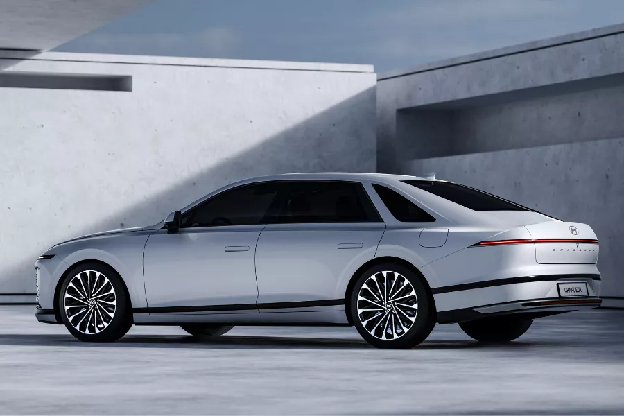 A picture of the side of the Hyundai Grandeur