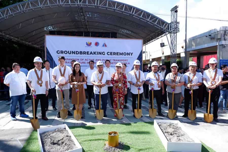 A picture of the DOTr and QC government ground braking ceremony for bike lane project. 