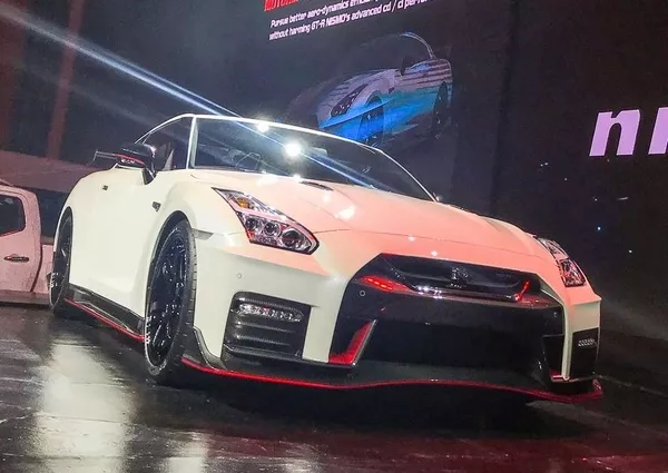 Nissan GT-R NISMO 2018 angular front