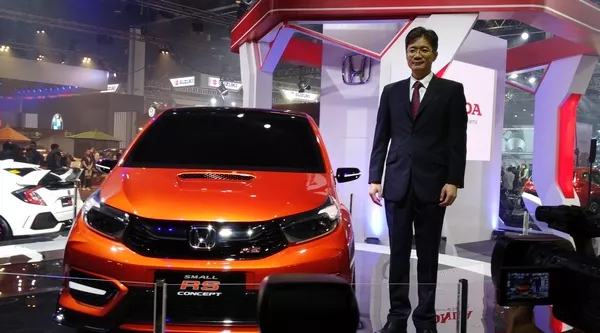 HCPI president and general manager Noriyuki Takakura stands next to the Honda Small RS Concept HCPI president and general manager Noriyuki Takakura stands next to the Honda Small RS Concept