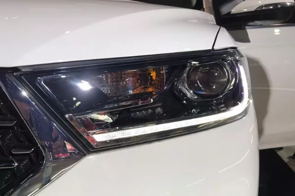 MG 360M headlight detail