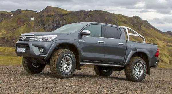 As its name evokes, the Hilux Arctic AT35 2018 is shored up by 35’’ (35/70R17) all-terrain tires Toyota Hilux Arctic Trucks AT35 2018 side view