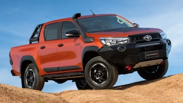 The top-of-the-line Toyota Hilux Rugged X now snatches the title away from the current range-topping SR5 Toyota Hilux facelift 2018 angular front