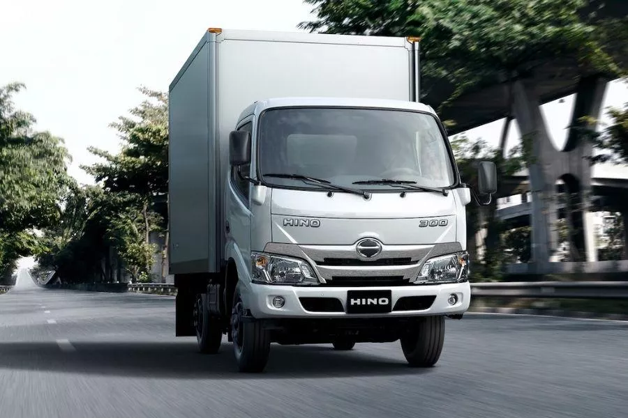 Hino 300 light-duty truck front view