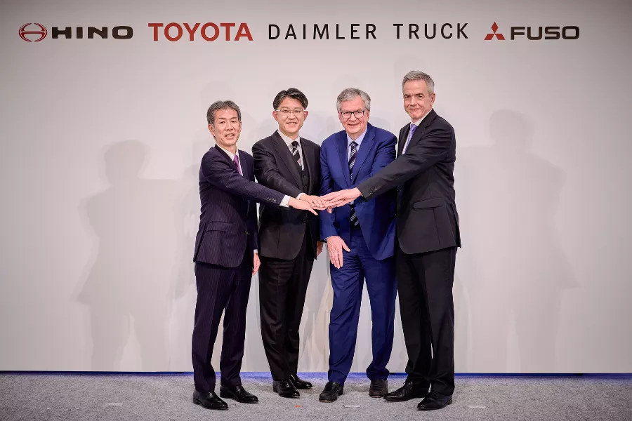 A picture of Hino, Toyota, Fuso, and Daimler leaders. 