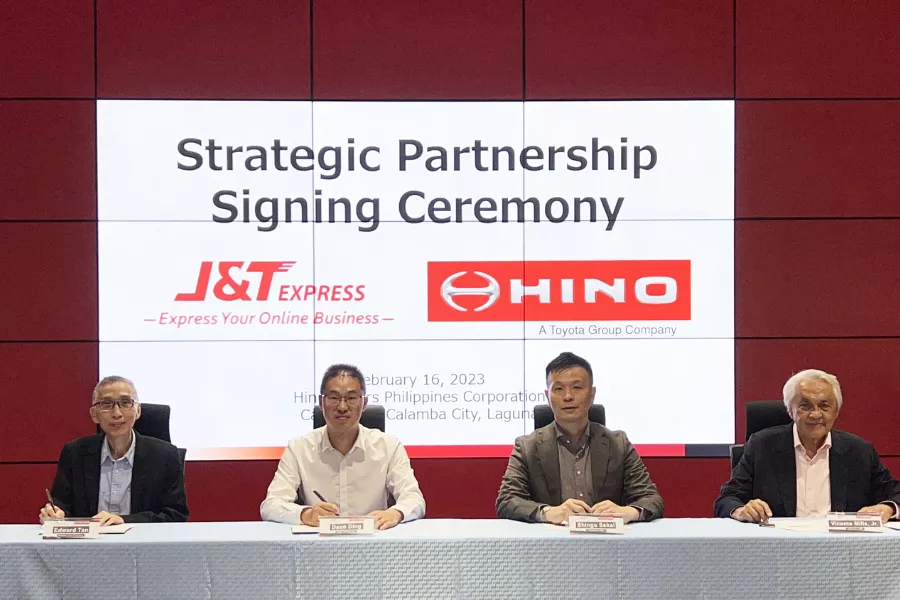 Hino and J&T Express executives