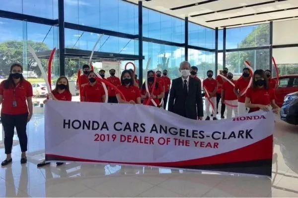 Honda Cars Angeles-Clark employees posing for a photo