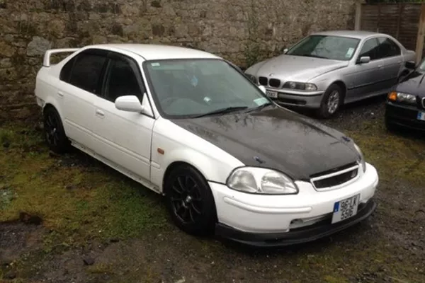 A picture of a banged up Honda Civic SiR