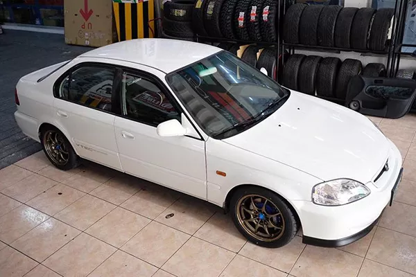 A picture of a white Honda Civic SiR being sold by Autocircuit