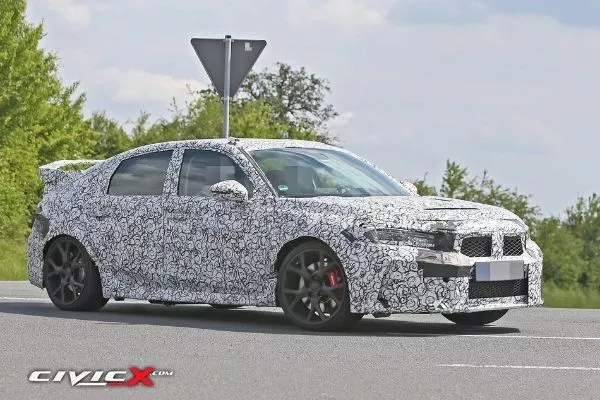 Spied photo of Type-R on the road